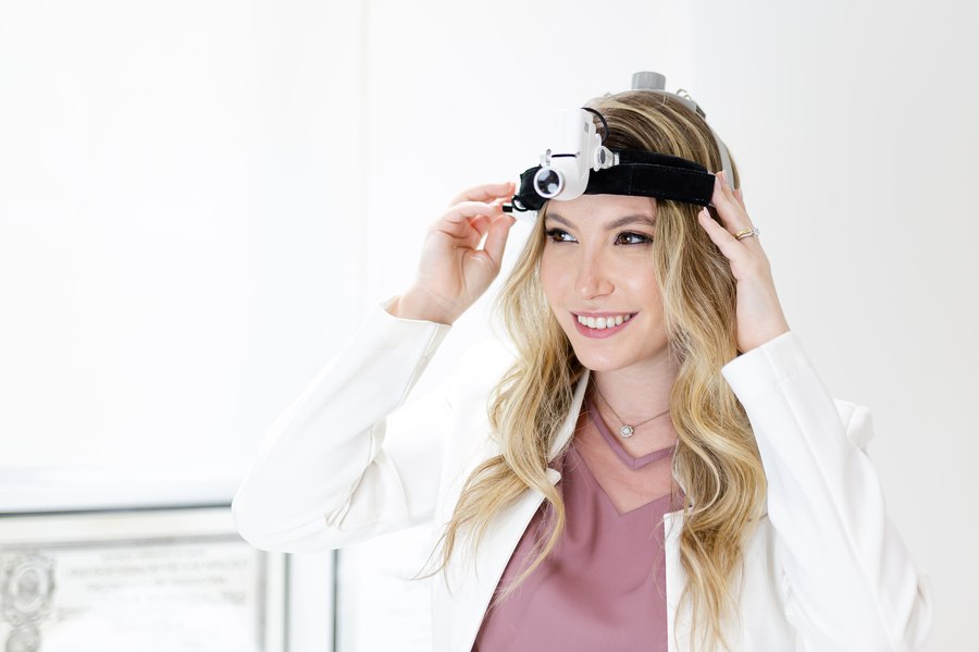 Dra. Giuliana Graicer com equipamento de diagnóstico